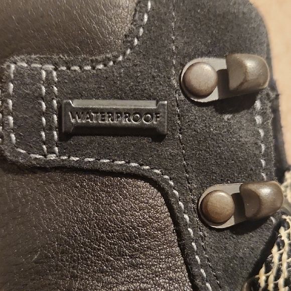 CHACO  WATERPROOF  Size 7. Black High-Top Women's Boots - Picture 9 of 15